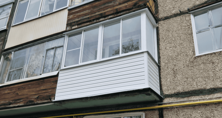 Вы по адресу! Осуществляем комплексную обшивку балкона сайдингом  в Казани по лучшей цене