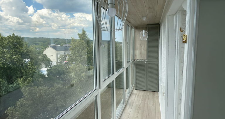Заказать легкое и раздвижное остекление балкона  Москва. Проект дизайна на конструкторе под расширение и мебелирование, ремонт, утепление