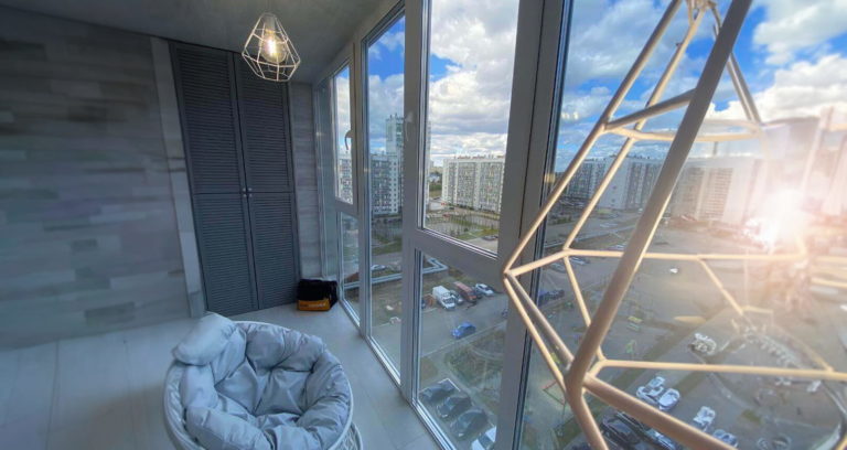 Панорамное остекление балкона Нижнекамск. Проект дизайна на конструкторе под расширение и мебелирование, ремонт, утепление
