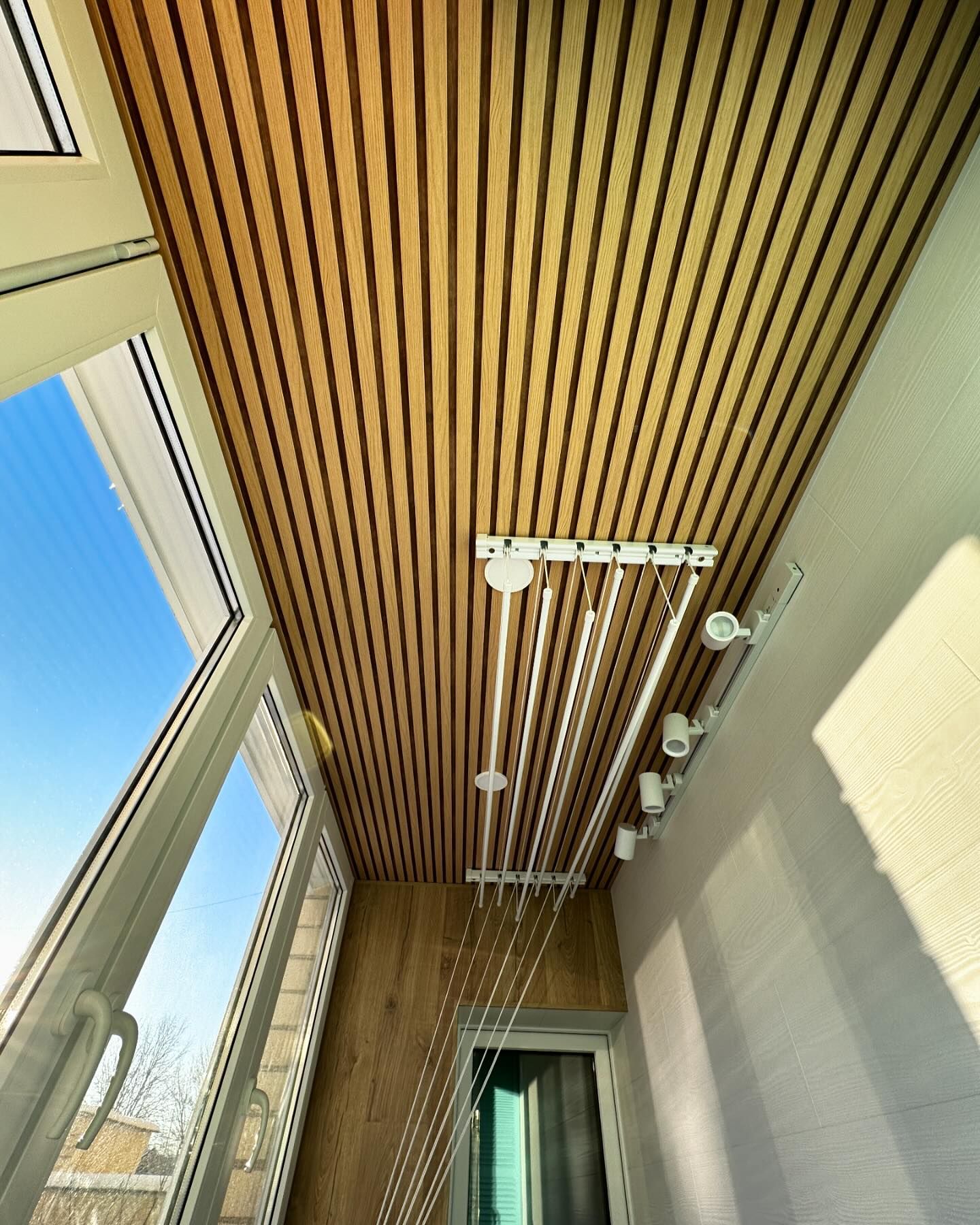 Реечный потолок для балкона, комбинированный с ламинатом с сушилкой