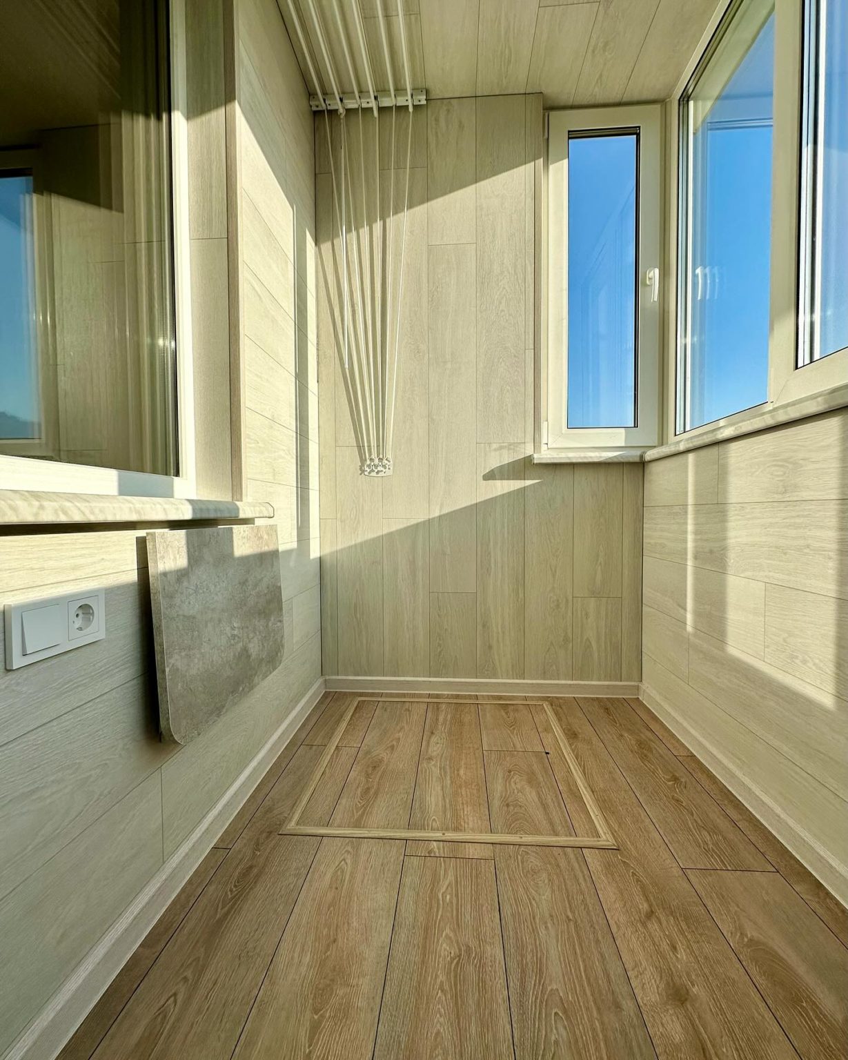 Остекление и отделка просторного балкона с люком в полу-2