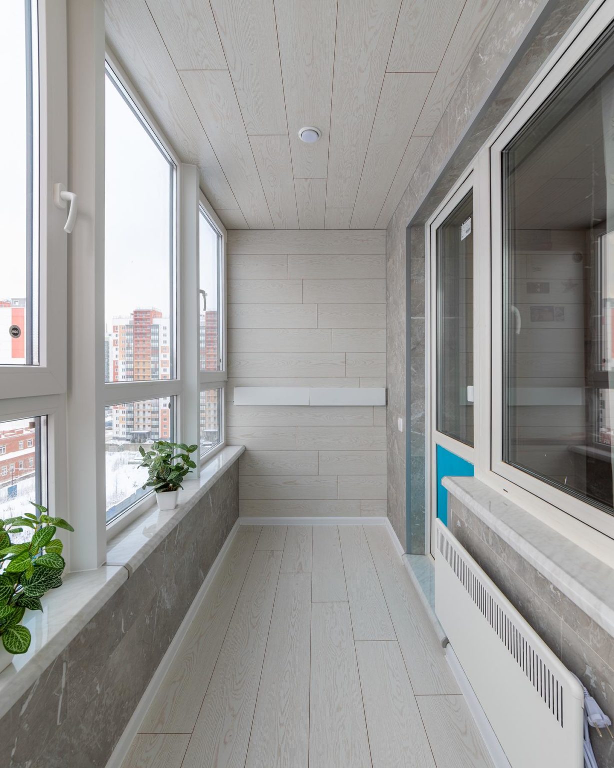 Утепление и отделка просторного балкона длиной 4,2 метра в светлых тонах-2