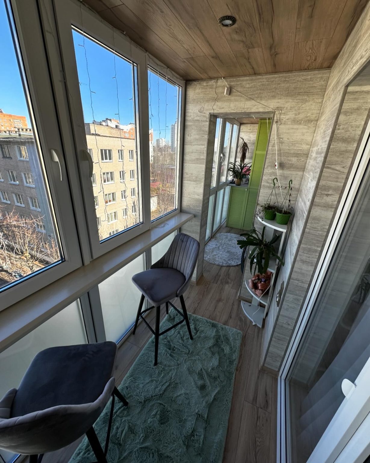 Отделка двух объединенных балконов с зоной чилаут и мебелью-2