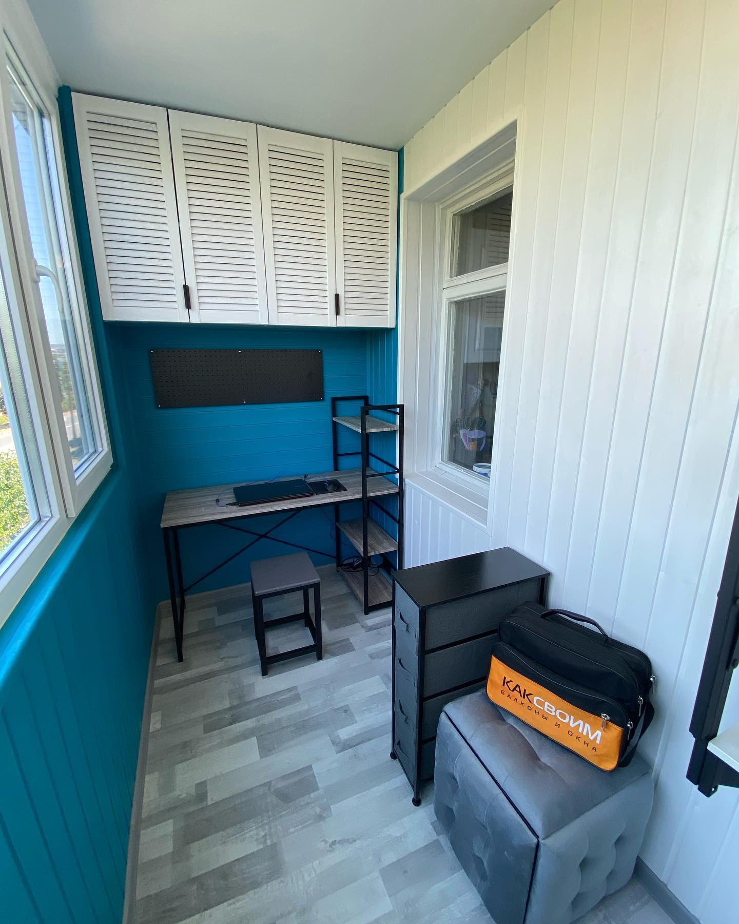 Кабинет с зоной для отдыха на лоджии с стиле “минимализм”. Дизайн и реализация от компании КАКСВОИМ