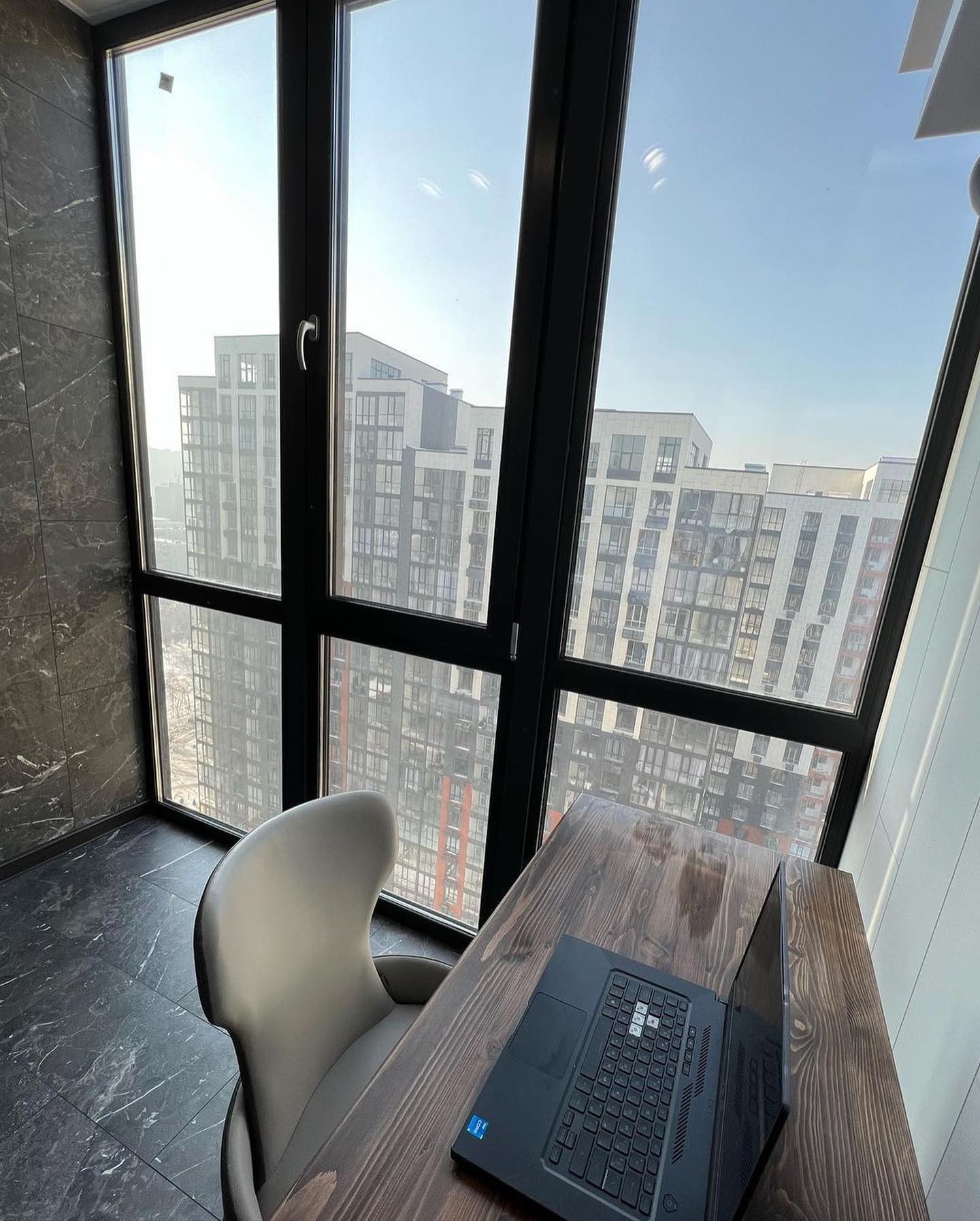 Кабинет на балконе в многоэтажке с панорамным видом. Дизайн и реализация от компании КАКСВОИМ