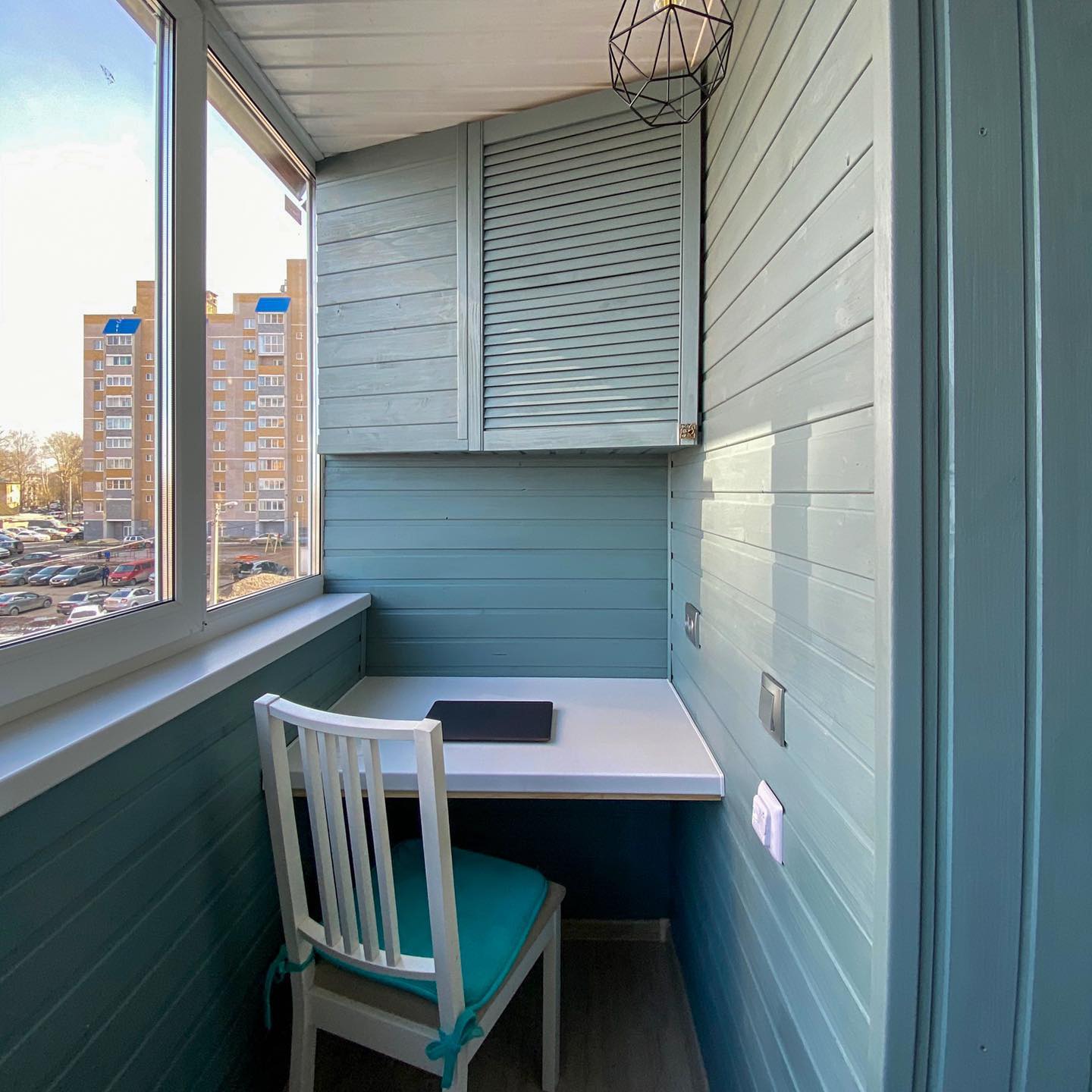 Кабинет на балконе в хрущевке в минималистическом стиле в спокойном голубом цвете. Дизайн и реализация от компании КАКСВОИМ