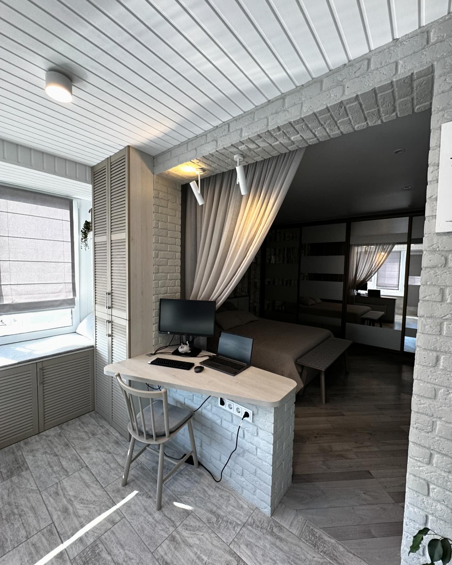 Небольшой кабинет с местом для хранения на широкой лоджии, объединенной со спальней. Дизайн и реализация от компании КАКСВОИМ