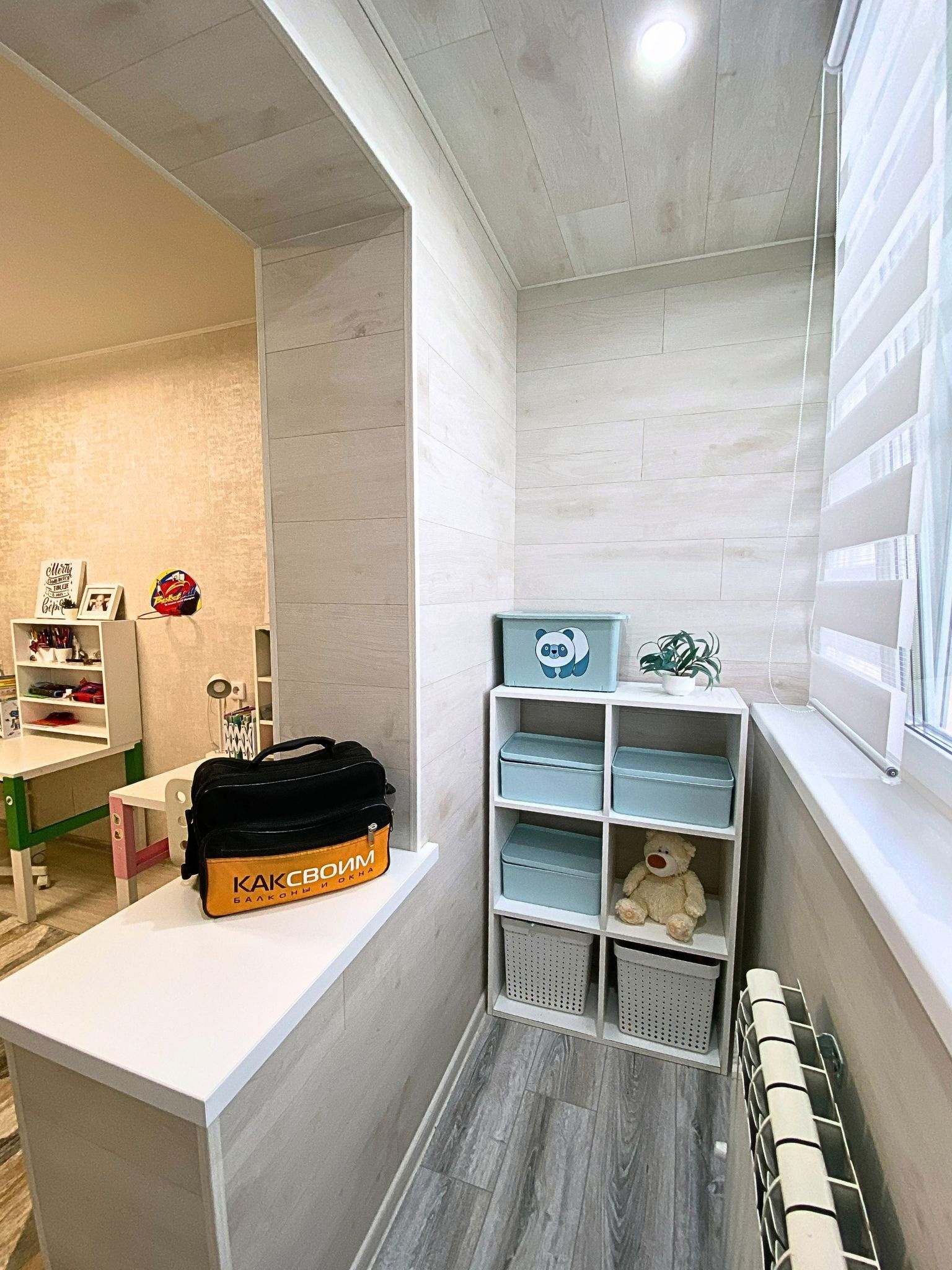 Небольшая трехметровая лоджия, объединенная с комнатой, с местом для игр и хранения детских игрушек. Дизайн и реализация от компании КАКСВОИМ