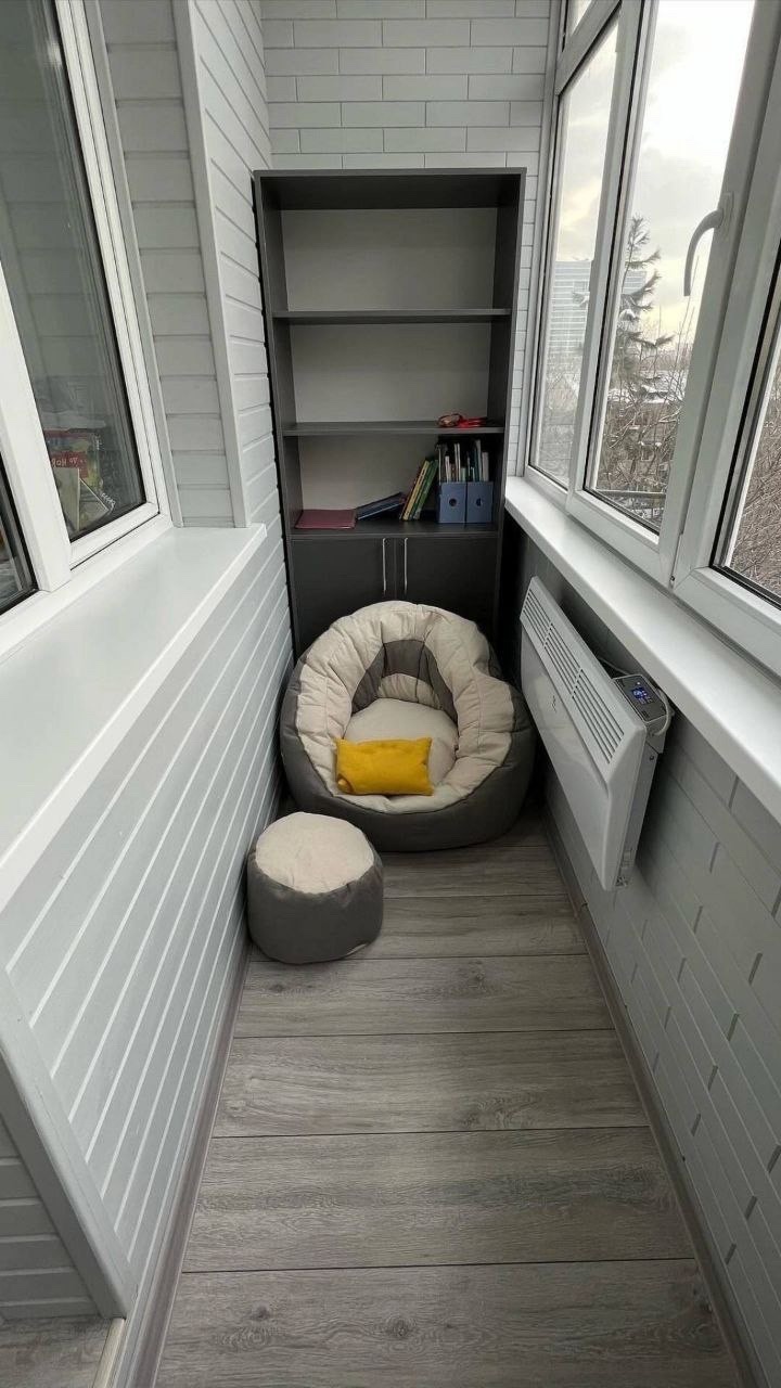 Небольшой детский уголок для отдыха на лоджии в белой гамме в кирпичном доме. Дизайн и реализация от компании КАКСВОИМ
