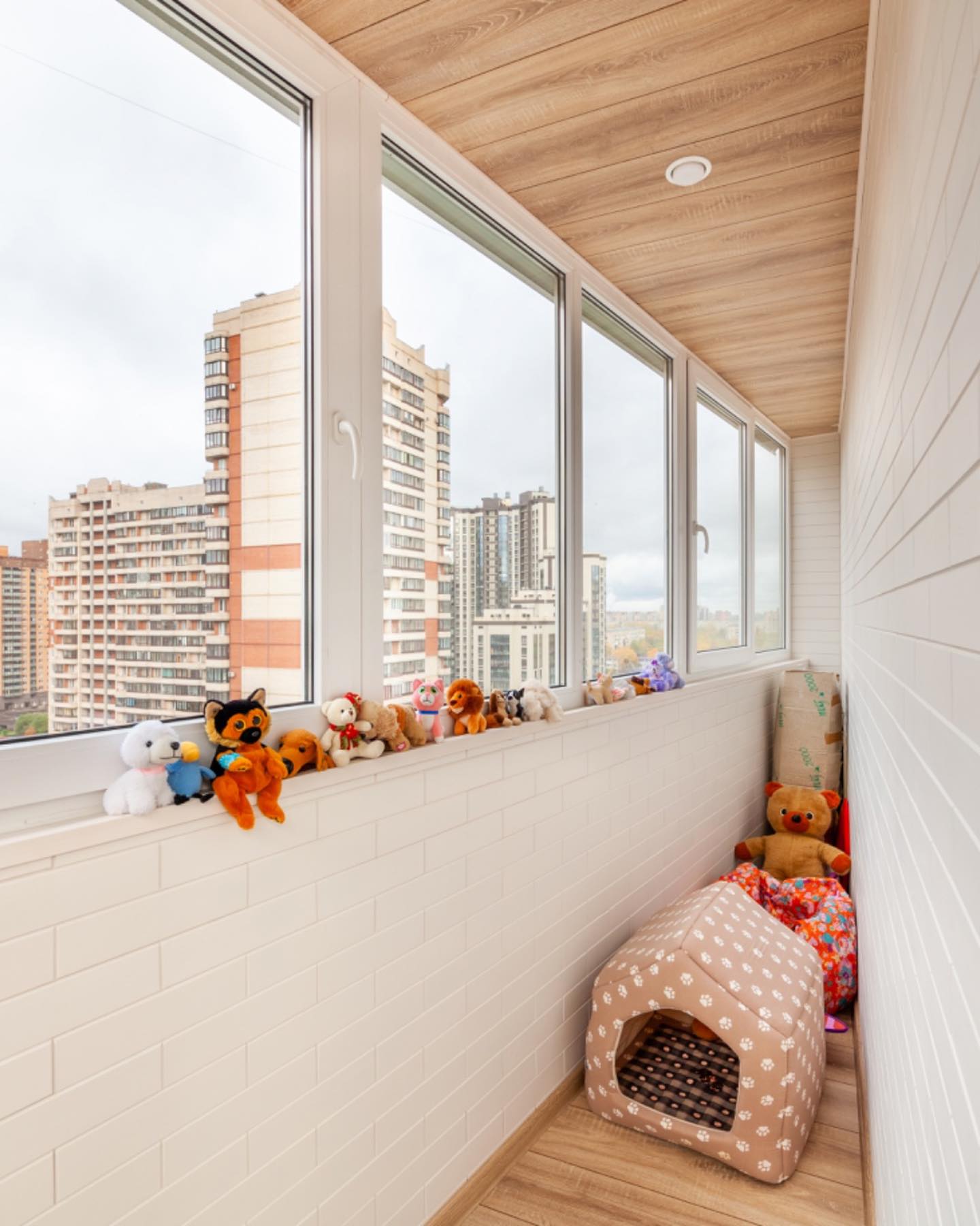 Дизайн детской на Г-образном балконе в светлых тонах под место для игр. Дизайн и реализация от компании КАКСВОИМ