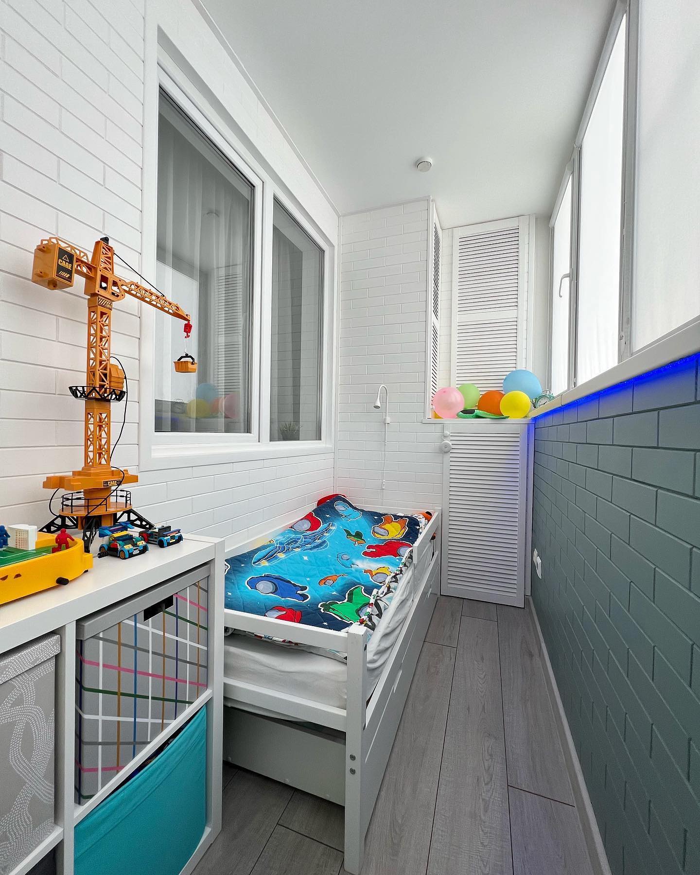 Детская спальня с кроватью и игровой зоной на лоджии под жилую комнату. Дизайн и реализация от компании КАКСВОИМ