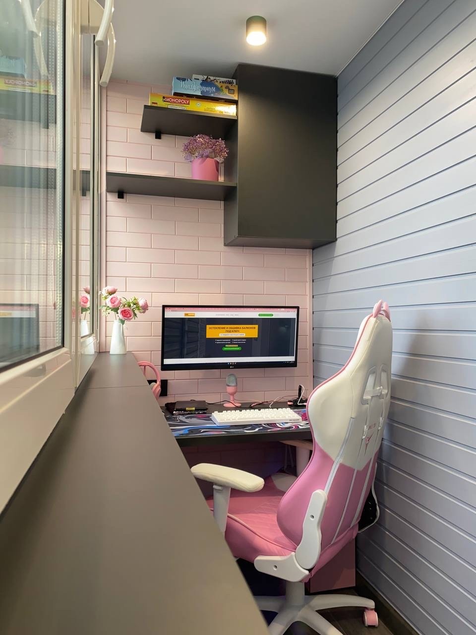 Дизайн узкой лоджии в кирпичном доме под рабочий кабинет и игровую зону для девочки. Сделано компанией КАКСВОИМ