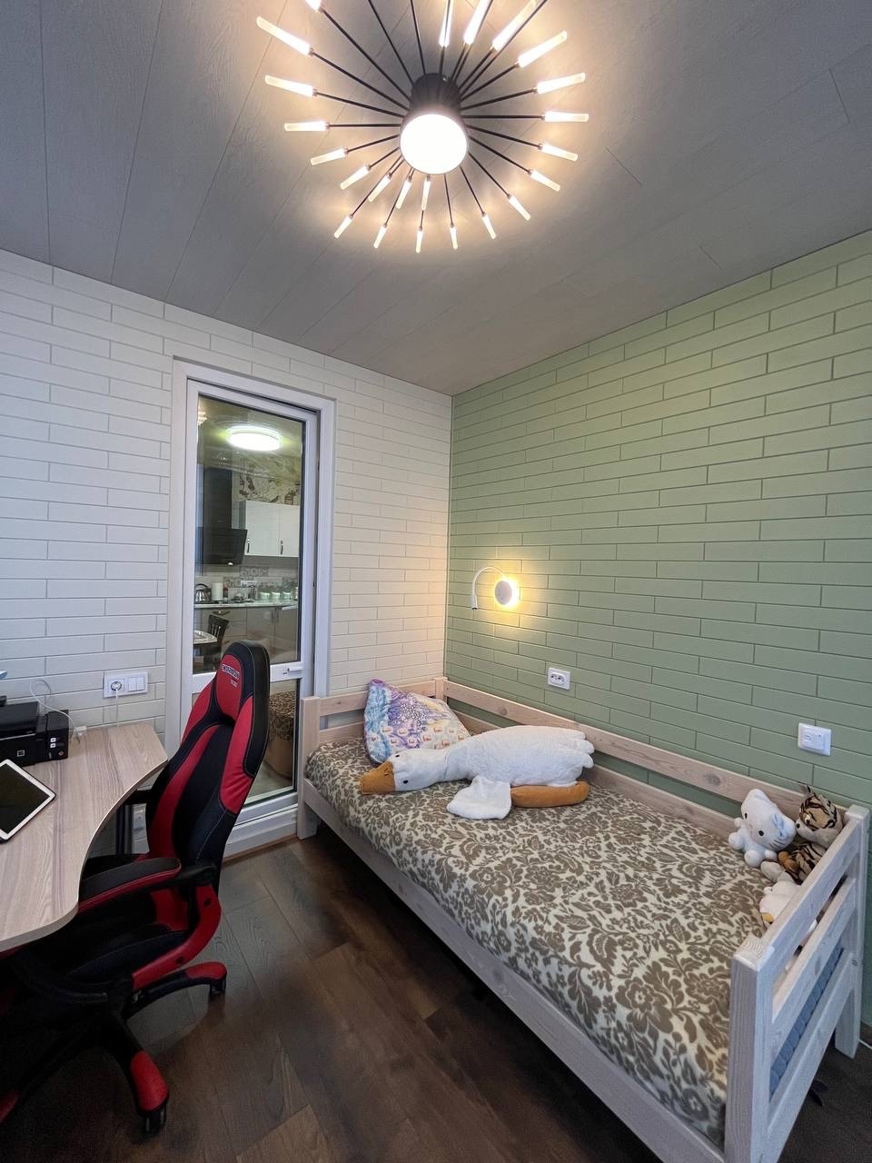 Детская комната для подростка с кроватью и рабочим местом на лоджии 10 кв.м. в девятиэтажке. Дизайн и реализация от компании КАКСВОИМ